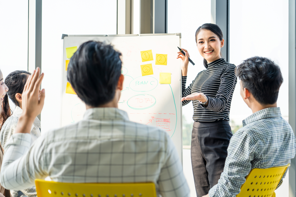 Một HR manager giỏi cần nắm rõ luật Lao động cũng như các quy định hiện hànhh để thiết lập và phát triển quy trình, hệ thống và chính sách quản lý nhân sự được chặt chẽ.