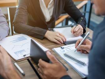 Vì sao doanh nghiệp nước ngoài nên thuê dịch vụ tính lương thưởng cho nhân viên?